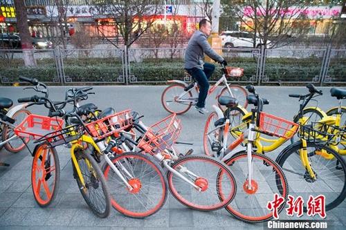 資料圖：山西太原，民眾正在使用共享單車。<a target='_blank' href='http://www.chinanews.com/'>中新社</a>記者 張云 攝