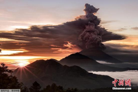 當(dāng)?shù)貢r(shí)間11月27日，印度尼西亞巴厘島阿貢火山日前接連噴發(fā)，當(dāng)?shù)孛癖姾彤?dāng)局都對(duì)此提高警惕。由于有再發(fā)噴發(fā)可能，印尼當(dāng)局27日將阿貢火山的警戒級(jí)別從三級(jí)別調(diào)高至最高的四級(jí)。