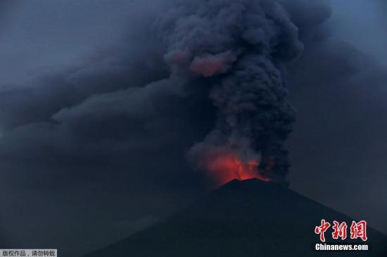 印尼國(guó)家災(zāi)害管理局今天將阿貢火山噴發(fā)警戒升至最高級(jí)別第4級(jí)。撤離區(qū)從火山周圍的6至7.5公里，擴(kuò)大到10公里。