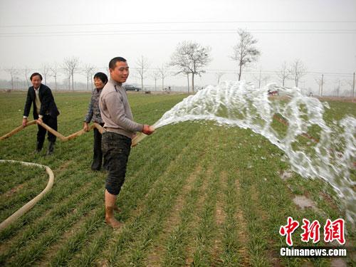 資料圖：農(nóng)民春節(jié)期間在田間澆麥抗旱。