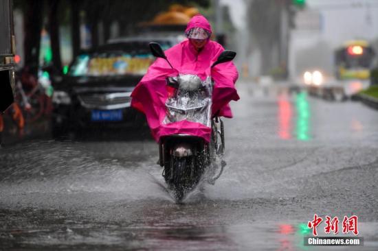 資料圖：10月15日，海口民眾雨中涉水騎行。<a target='_blank' href='http://www.chinanews.com/'>中新社</a>記者 駱云飛 攝