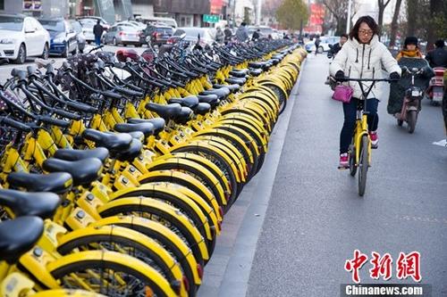 資料圖：11月23日，山西太原，民眾正在使用共享單車。<a target='_blank' href='http://www.chinanews.com/'>中新社</a>記者 張?jiān)?攝