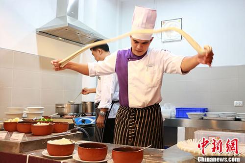 8月21日，由中國(guó)駐泰國(guó)孔敬總領(lǐng)事館與泰國(guó)孔敬大學(xué)孔子學(xué)院聯(lián)合主辦的“中國(guó)廚房”在孔敬孔子學(xué)院開(kāi)幕，首屆“食全食美”中國(guó)美食文化節(jié)活動(dòng)也同時(shí)舉行，為中泰文化交流搭建起一個(gè)新平臺(tái)。 <a target='_blank' href='http://www.chinanews.com/'>中新社</a>記者 胡琳 攝