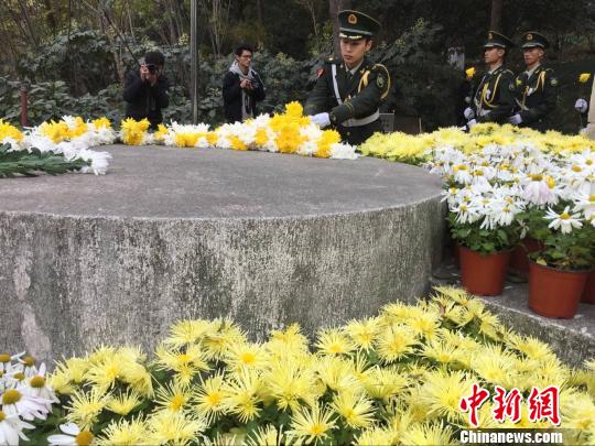 南京北極閣大屠殺叢葬地悼念現(xiàn)場。　朱曉穎 攝