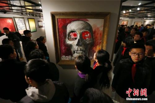 圖為學(xué)生觀看展覽。 <a target='_blank' href='http://www.chinanews.com/'>中新社</a>記者 富田 攝