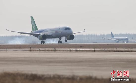 12月17日，上午10時34分，國產大型客機C919-10102架機在上海浦東機場第四跑道首次飛上藍天。 <a target='_blank' href='http://www.chinanews.com/'>中新社</a>記者 殷立勤 攝