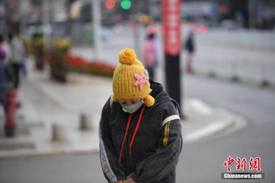 12月16日，寒風(fēng)中的市民。 <a target='_blank' href='http://www.chinanews.com/'>中新社</a>記者 劉冉陽 攝