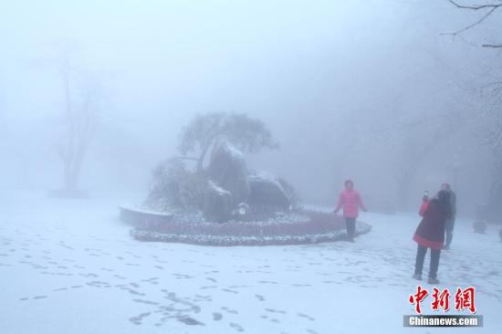 受強(qiáng)冷空氣影響，12月16日清晨，江西廬山風(fēng)景區(qū)降下2017年入冬第一場雪。 吳健 攝