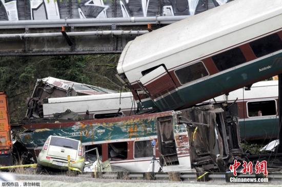 當(dāng)?shù)貢r間12月18日，美國全國鐵路客運公司一列客車在華盛頓州塔科馬以南脫軌，造成多人死傷。