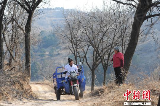 獨腿村醫(yī)堅守深山39年：拐杖斷了數(shù)根三輪車騎壞4輛