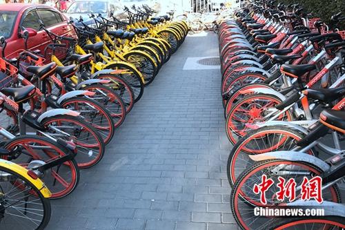 資料圖，摩拜和ofo單車在路邊整齊停放。<a target='_blank' href='http://www.chinanews.com/' >中新網(wǎng)</a> 吳濤 攝