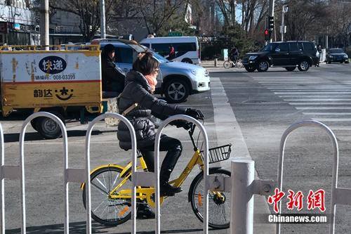 資料圖：越來(lái)越多的用戶騎車自帶手套。<a target='_blank' href='http://www.chinanews.com/' >中新網(wǎng)</a> 吳濤 攝