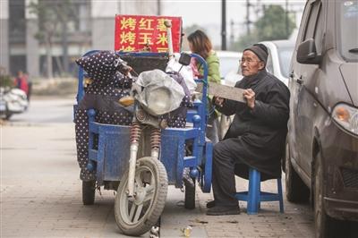 餐館老板娘每天給門(mén)口擺攤老漢送飯:盡管吃 吃不垮