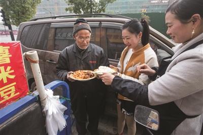 餐館老板娘每天給門(mén)口擺攤老漢送飯:盡管吃 吃不垮