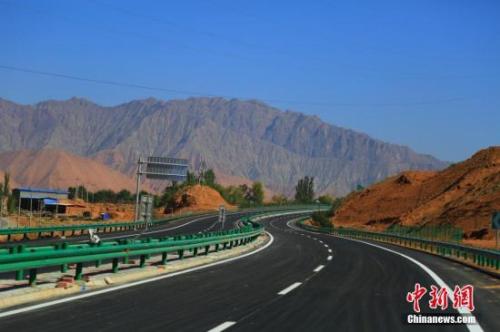 資料圖：青海循隆高速公路建成通車，青海循化撒拉族自治縣結束了沒有高速公路的歷史。 韓龍 攝