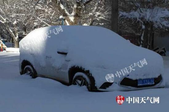 昨天上午，烏魯木齊積雪達(dá)36厘米，汽車輪胎被淹沒一半。（圖/葉春雷）