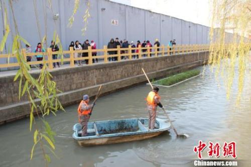 資料圖：過去水質(zhì)渾濁、淤泥沉積的嫩江河，如今清澈暢通。　周琳 攝