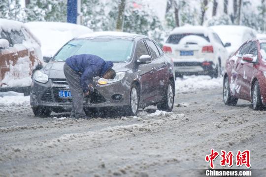 拋錨的車輛。　張婭子 攝