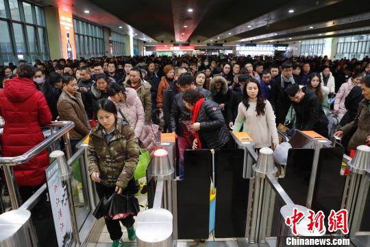 旅客在鐵路上海站檢票上車前往自己的目的地?！∫罅⑶?攝