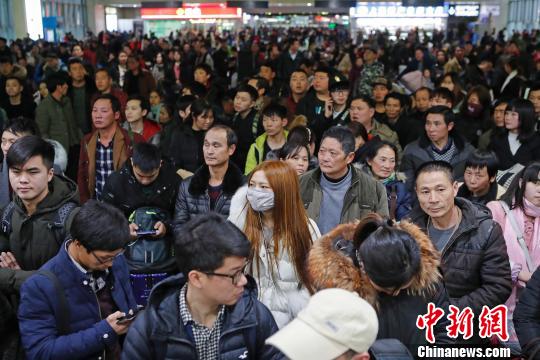 旅客在鐵路上海站檢票上車前往自己的目的地?！∫罅⑶?攝