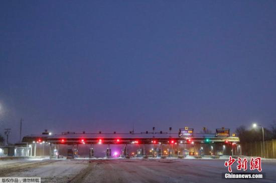 圖為因暴雪天氣而封閉的紐約高速公路入口。