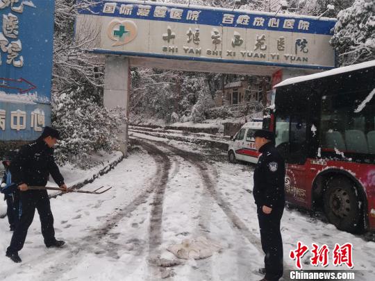 湖北十堰普降大雪，民警除雪保道路暢通 劉英 攝