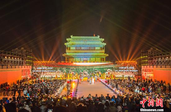 2018年1月1日，2018北京新年倒計時活動暨北京冰雪文化旅游節(jié)開幕式在北京永定門南廣場舉行。多國駐華使節(jié)、首都各行業(yè)的“北京榜樣”、北京旅游行業(yè)代表、中外游客、學生和市民代表共一千余人共同迎接新年的到來。永定門城樓屹立于北京中軸線的起點。這條被譽為北京古城靈魂和脊梁的中軸線，是世界上現(xiàn)存最長、最完整的古代城市軸線，既延續(xù)著歷史文脈，展現(xiàn)了古都風韻，又體現(xiàn)了現(xiàn)代文明的魅力，彰顯著首都風范。 <a target='_blank' href='http://www.chinanews.com/' >中新網(wǎng)</a>記者 富宇 攝