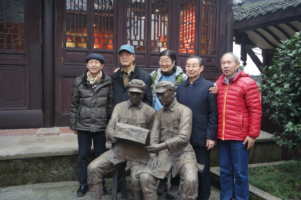 彭雪楓之子彭小楓，張愛萍將軍子女張翔、張小艾，范長江之子范蘇蘇、范小軍等在銅像前合影留念。