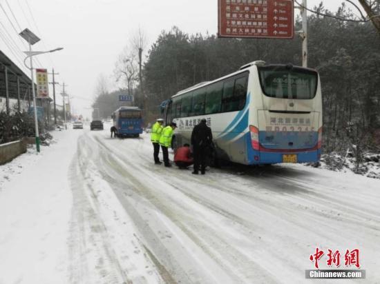 資料圖：湖北宜昌遇強(qiáng)降雪，路政交警“保暢總動(dòng)員”。 李開明 攝