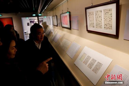 12月28日，“繹新籀古 光氣垂虹——嚴復(fù)書法特展”在北京故宮博物院延禧宮開幕。本次展覽重點展出了嚴復(fù)臨帖、信札、批注、對聯(lián)、題贈、譯著等珍貴文物百余件，為觀眾呈現(xiàn)了嚴復(fù)先生鮮為人知的書法造詣。展覽通過梳理其藝術(shù)成就，以文物為載體弘揚和探索嚴復(fù)先生留下的寶貴精神財富，傳承中華民族優(yōu)秀的傳統(tǒng)文化。嚴復(fù)（1854-1921）是中國近代卓越的啟蒙思想家，是舊學(xué)邃密、新知深沉的大學(xué)者。
<a target='_blank' href='http://www.chinanews.com/'>中新社</a>記者 杜洋 攝