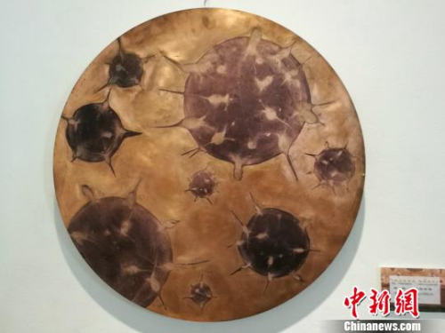 圖為展出的一副畫作。　王何杰 攝