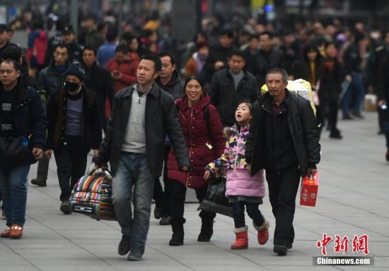 資料圖：春運(yùn)臨近，重慶火車(chē)北站南廣場(chǎng)上大量的旅客踏上返鄉(xiāng)路。陳超 攝