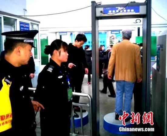 資料圖：太原火車(chē)南站派出所民警強(qiáng)化旅客乘車(chē)秩序維護(hù)。張毅 攝