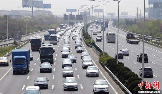 資料圖：高速免費(fèi)放行時(shí)的車(chē)流。<a target='_blank' href='http://www.chinanews.com/'>中新社</a>發(fā) 宦瑋 攝