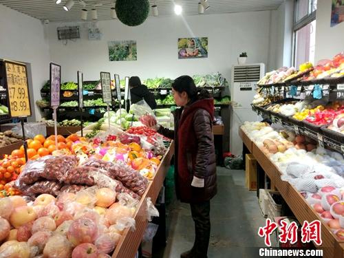 北京居民在購物。<a target='_blank' href='http://www.chinanews.com/' >中新網</a>記者 李金磊 攝