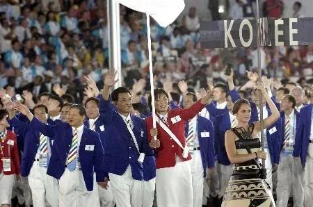 ▲資料圖片：2004年雅典奧運(yùn)開(kāi)幕入場(chǎng)式上，韓國(guó)朝鮮攜手第84個(gè)入場(chǎng)。