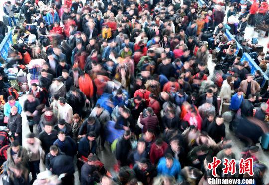 2月9日，福州火車北站旅客在候車廳排隊等候檢票上車。隨著春節(jié)日漸臨近，福州火車站迎來節(jié)前春運客流高峰。　張斌 攝