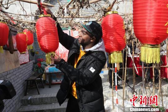 外國人體驗著掛燈籠等中國年俗。 主辦方供圖