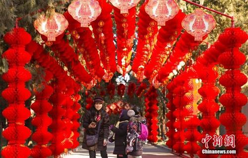 資料圖：北京街頭張燈結(jié)彩迎新年。<a target='_blank' href='http://www.chinanews.com/'>中新社</a>記者 侯宇 攝