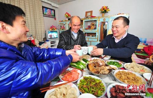 資料圖：除夕夜，遼寧省葫蘆島市民在家中與家人享受豐盛的年夜飯。<a target='_blank' href='http://www.chinanews.com/'>中新社</a>發(fā) 于海洋 攝