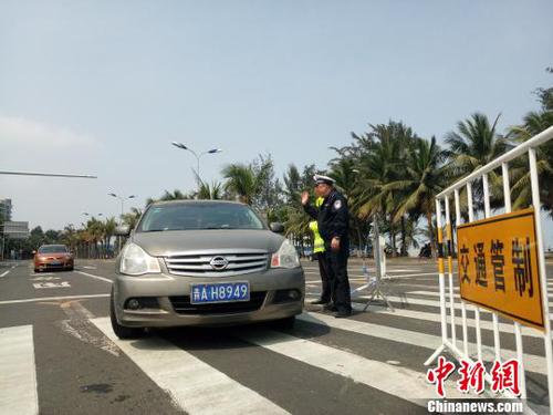 2月21日，海口濱海大道與永萬路路口，交警實(shí)行交通管制。　尹海明 攝