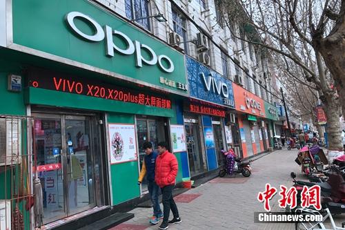 縣城手機(jī)專賣店，OPPO和vivo居多。<a target='_blank' href='http://www.chinanews.com/' >中新網(wǎng)</a> 吳濤 攝