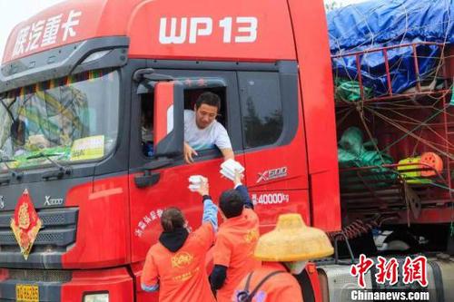 旅游愛心志愿者為貨車司機提供免費午餐。官方供圖