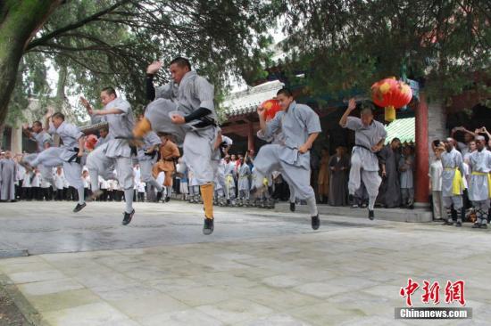 少林武僧進行武術(shù)表演。 李燕 攝