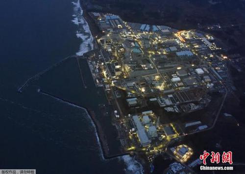 資料圖：3016年3月10日，“3?11”大地震5周年紀(jì)念日的前一天，福島第一核電站在黃昏中停運(yùn)亮燈的場(chǎng)景。