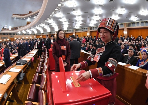 （11）十三屆全國人大一次會(huì)議舉行第三次全體會(huì)議