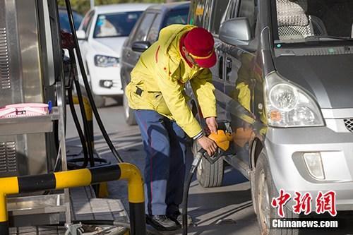 資料圖：山西太原，車(chē)輛正在加油站加油。<a target='_blank' href='http://www.chinanews.com/'>中新社</a>記者 張?jiān)?攝