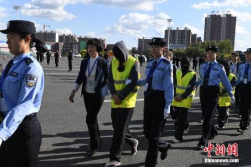 資料圖：警方從廣州用大巴車(chē)將275名電信詐騙犯罪嫌疑人押解回吉林省。張瑤 攝