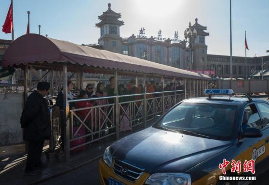 資料圖：北京火車站外的出租車等候處。 <a target='_blank' href='http://www.chinanews.com/'>中新社</a>記者 侯宇 攝