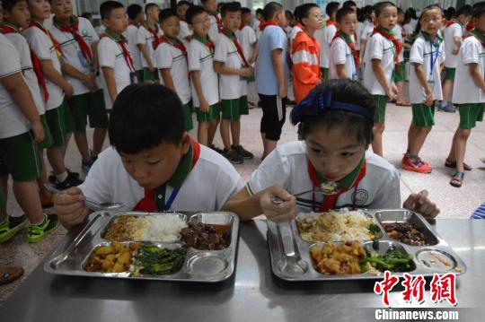 孩子們有序地排隊(duì)取餐，文明用餐 受訪(fǎng)者供圖